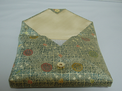 天皇、皇后両陛下ご結婚50周年記念 数奇屋袋 「小葵鴛鴦丸紋」金茶