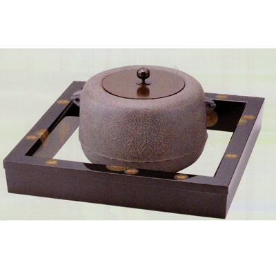茶道具 炉縁 中村宗悦 唐松蒔絵 爐縁 茶道具 炉縁】 炉縁 真塗 松唐草蒔絵（たたみ防衣付き）中村宗悦